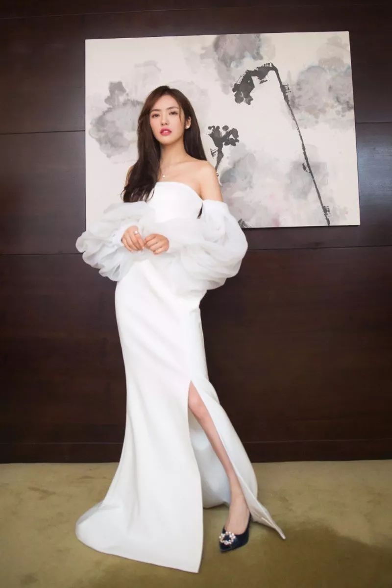 Cai Wenjing only activity of skirt of beautiful white gauze is illuminated, be just as fairy, 