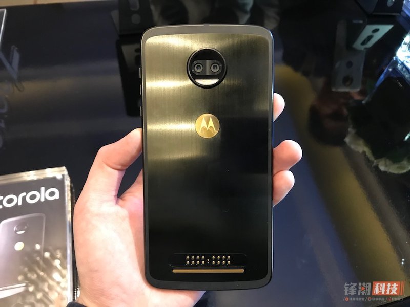 Moto Z 2018入门感受：紳士风采，奢侈万余元模块化设计