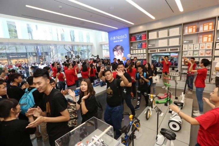 小米手机第一家官方旗舰店开张，小米雷军亮相谈“新零售”五年内收益过100亿美金
