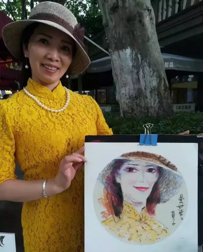 天天漫画网:漫画家落子《7年间免费为百姓画了20000多幅人物肖像》