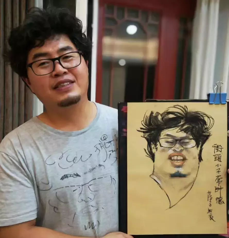 天天漫画网:漫画家落子《7年间免费为百姓画了20000多幅人物肖像》