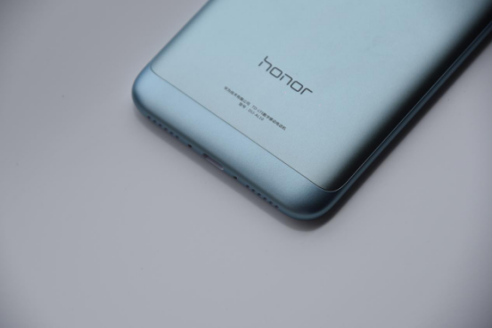 千元价位最流畅手机，荣耀畅玩6A蓝色版真漂亮