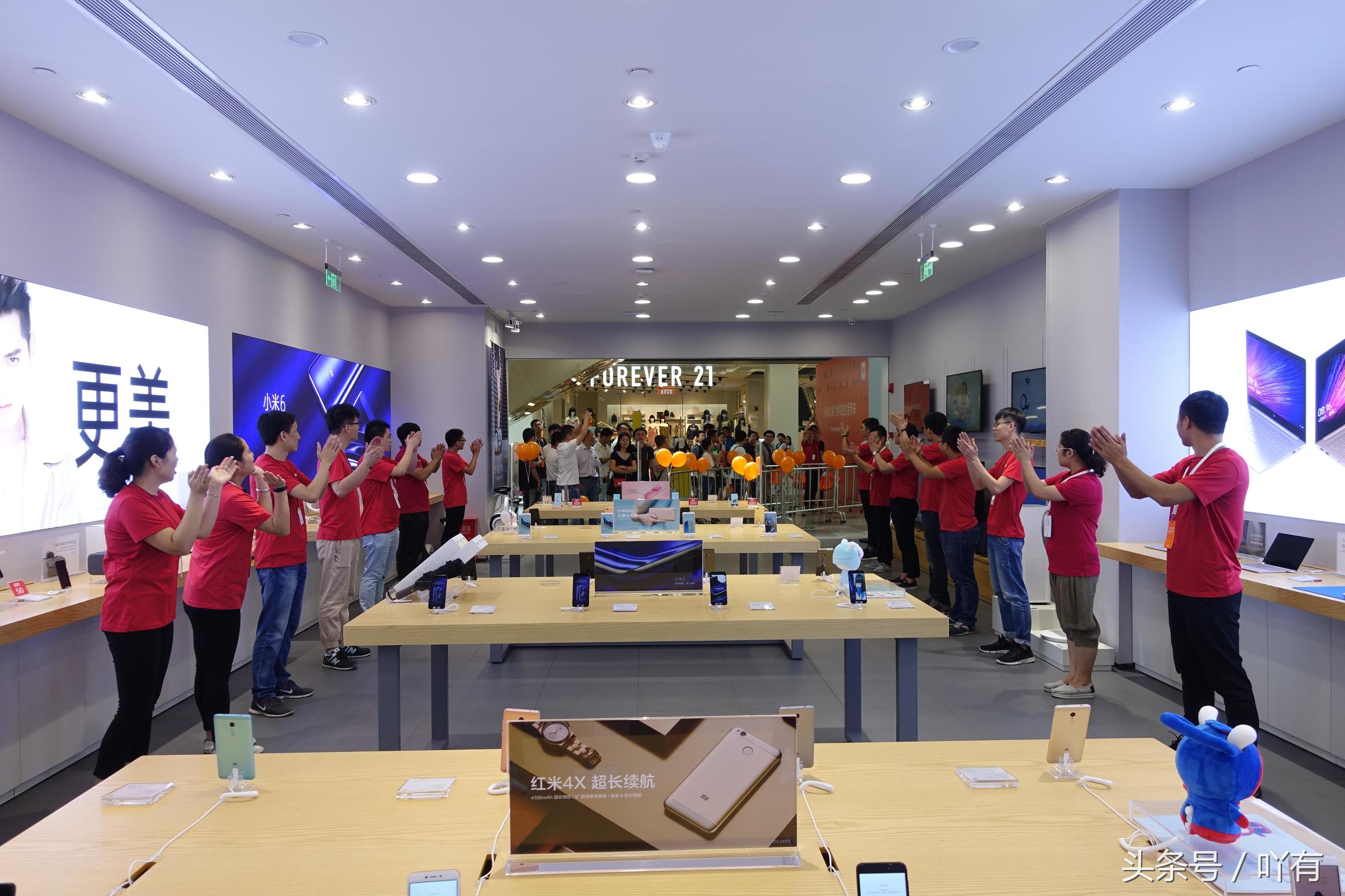 小米手机线下推广自营零售店愈来愈多，武汉市都开第三家店面，当场十分受欢迎