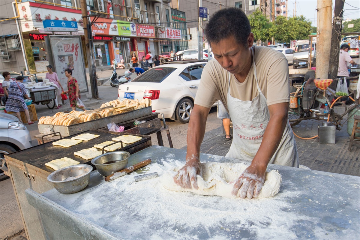 农村大哥街头独自卖烧饼,一块钱一个,一天能卖六百个