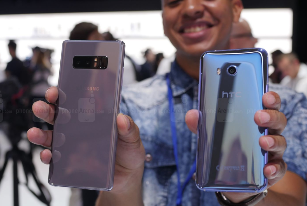 三星Note8、HTC U11真機比照：美女與野獸
