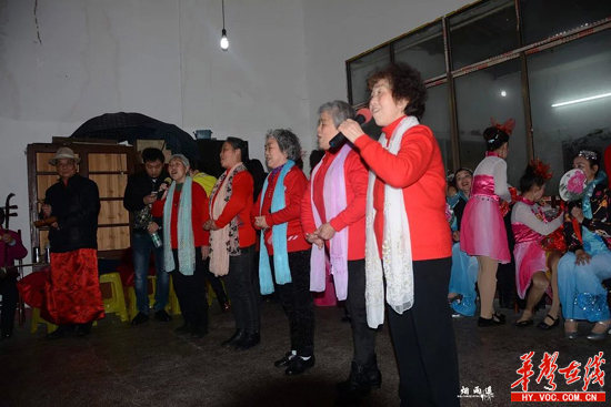关爱老人：衡阳市义工协会带动社会团体百余人进社区