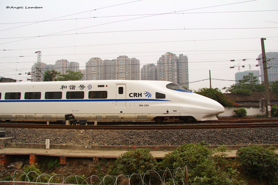 (图为crh2a型动车组)目前动检采用的是crh1a型动车组,正式通车时应该