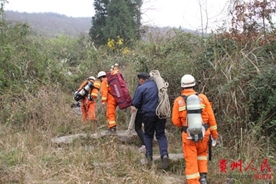 贵州印江一村民坠入50米深山坑生死未卜 消防全力搜救