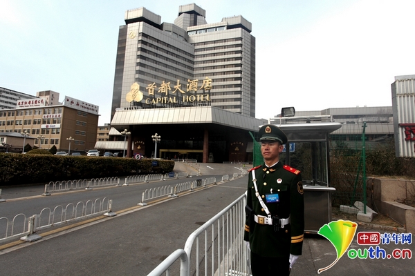 武警进驻全国两会代表团住地：五星级酒店标间放了三张高低床