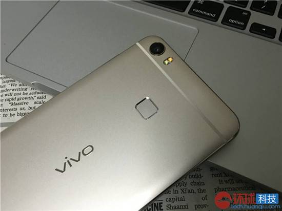 8GB运行内存 单叶双曲面屏 vivo Xplay5当场免费试玩