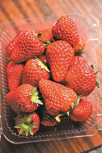草莓扎堆上市，传说中的激素草莓，宣城街上有么！