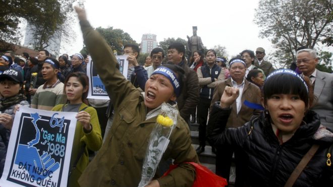越南首都爆发纪念“3.14南沙海战”反华游行 抗议者就南海指责中国