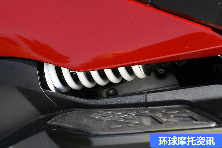 游走都市的豪华宝马：C650GT摩托车