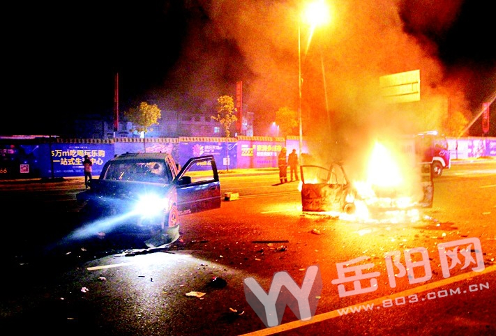 云溪大汉新城附近两车相撞 一轿车起火