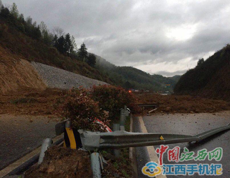 厦蓉高速发生山体滑坡 预计明日可恢复通行