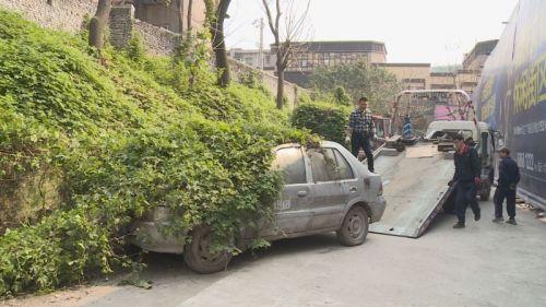 藤蔓覆盖“僵尸车”占消防通道两年被拖移