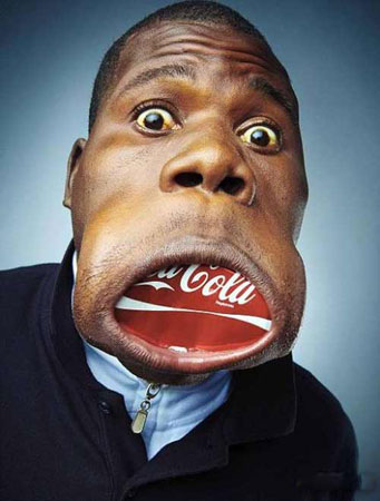 男子凭借大嘴被载入吉尼斯纪录，居然可以吞下可乐罐