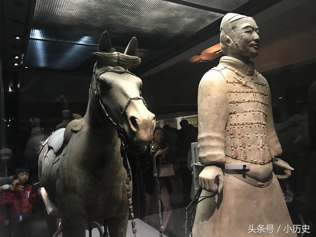 兵马俑本来的颜色是(秦始皇兵马俑都灰不溜湫？刚出土时色彩斑斓，15秒后褪色)