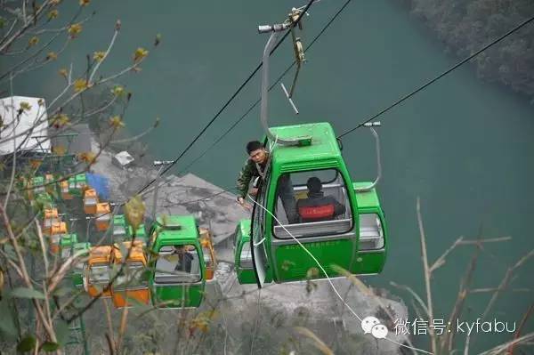 贵州开阳南江大峡谷举行缆车救援演练