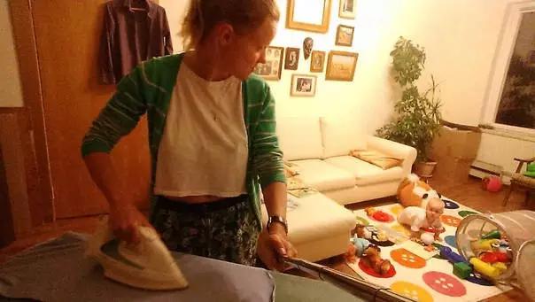 俄罗斯妈妈用自拍杆记录下全职妈妈的一天，超辛苦！