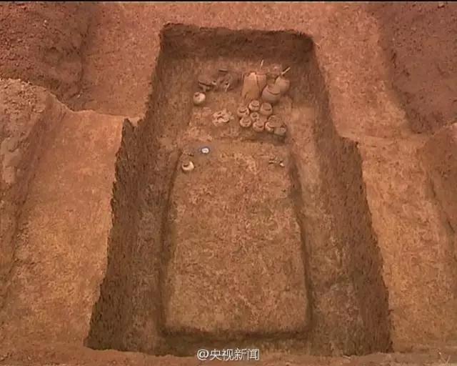贺州一村民在家挖宅基地，竟然挖出了汉代古墓！