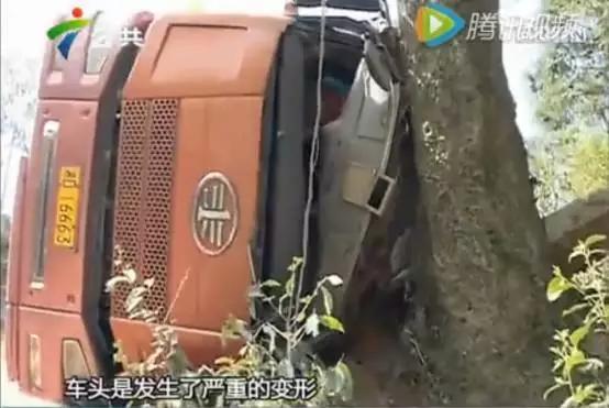 事故｜仁化重型水泥罐车撞坏护栏卡在山腰