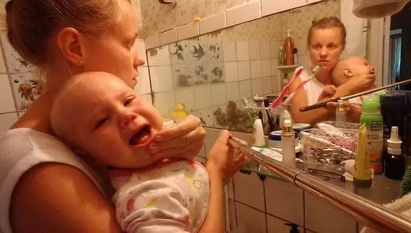 俄罗斯妈妈用自拍杆记录下全职妈妈的一天，超辛苦！