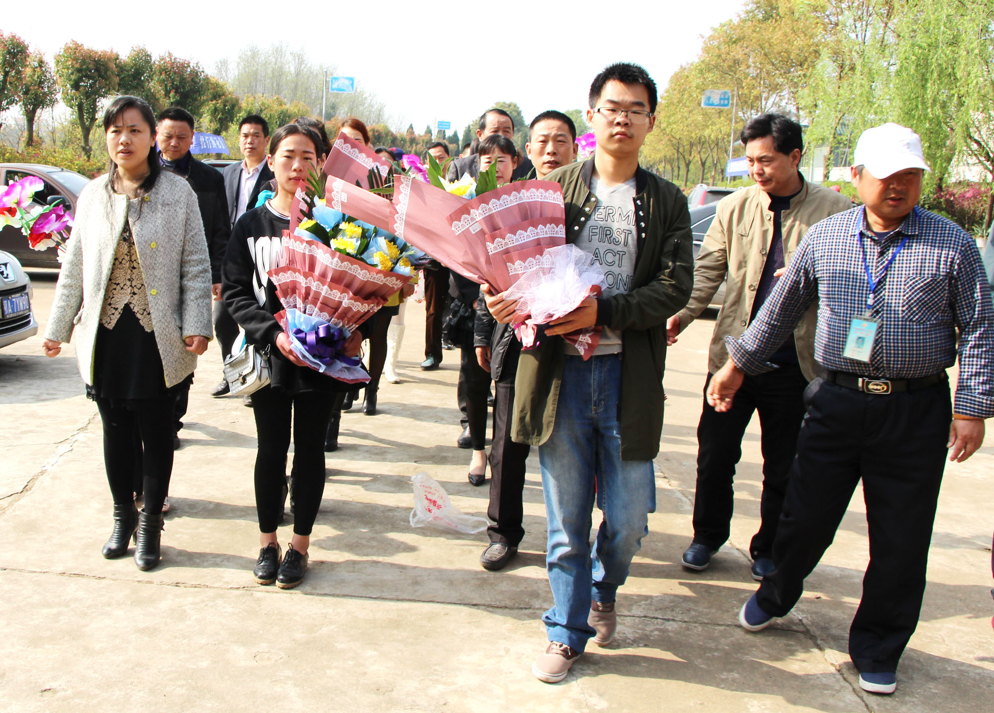 中国好人网孝昌志愿者向十佳志愿者朱克敬献鲜花