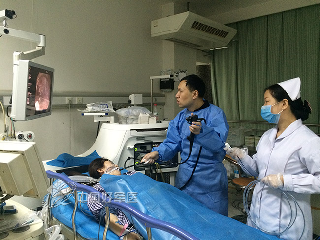 西京医院专家内镜下完整取出特大胃窦隆起病变