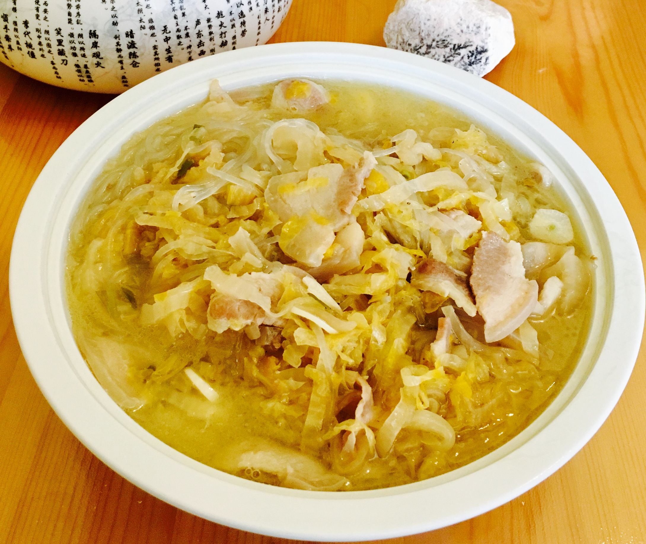 猪肉酸菜炖粉条的家常做法，怎样做猪肉酸菜炖粉条好吃?