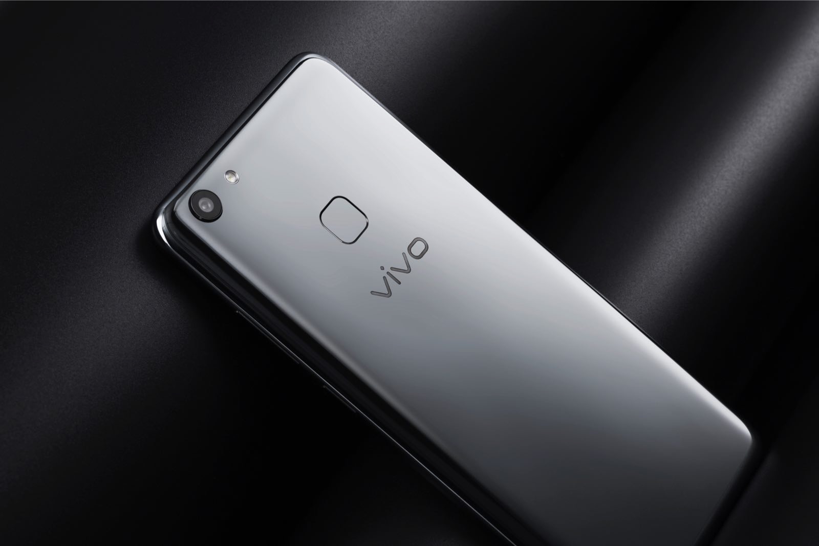 外置2400万柔光灯自拍照 18:9全面屏手机：vivo Y79全面屏手机新产品打开预购