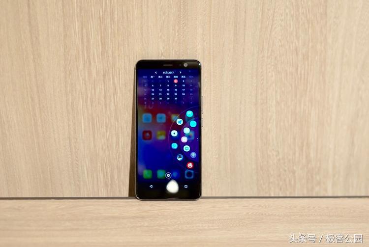 HTC U11+ 上手：全面屏，半透明玻璃后盖，还有一根神线｜首发