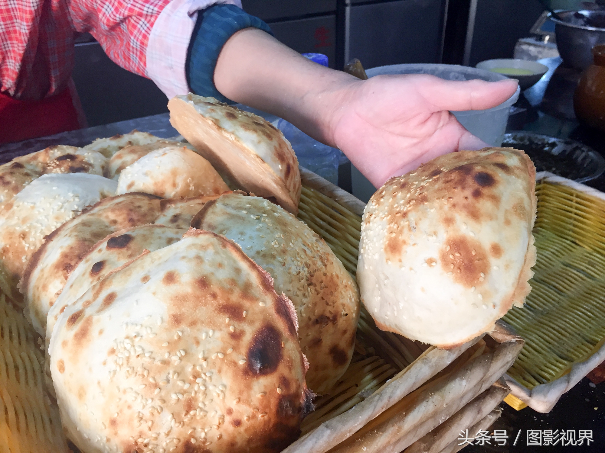 六旬夫妇做武大郎烧饼30年 手艺精湛被大饭店聘请成为招牌美食