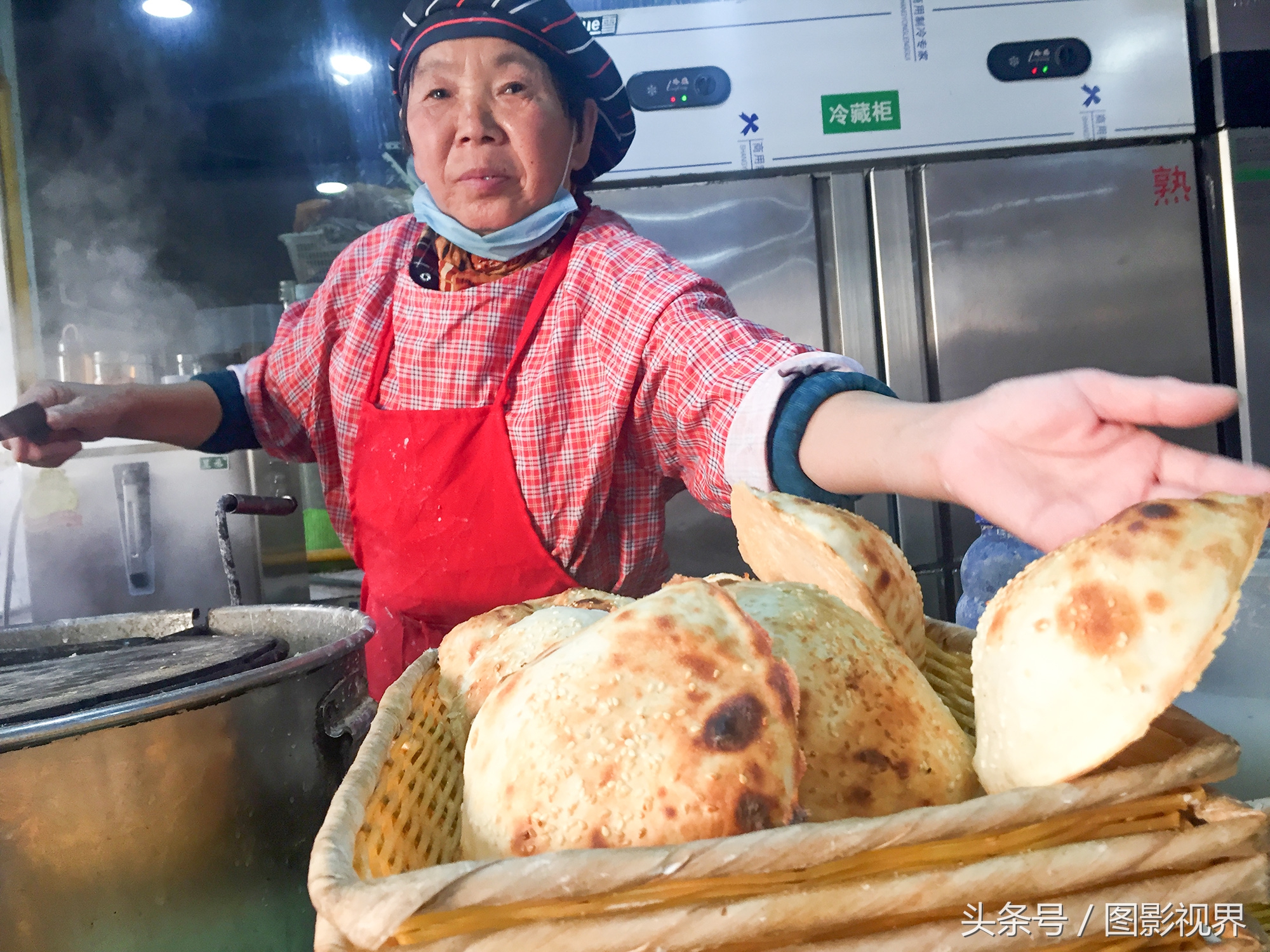 六旬夫妇做武大郎烧饼30年 手艺精湛被大饭店聘请成为招牌美食