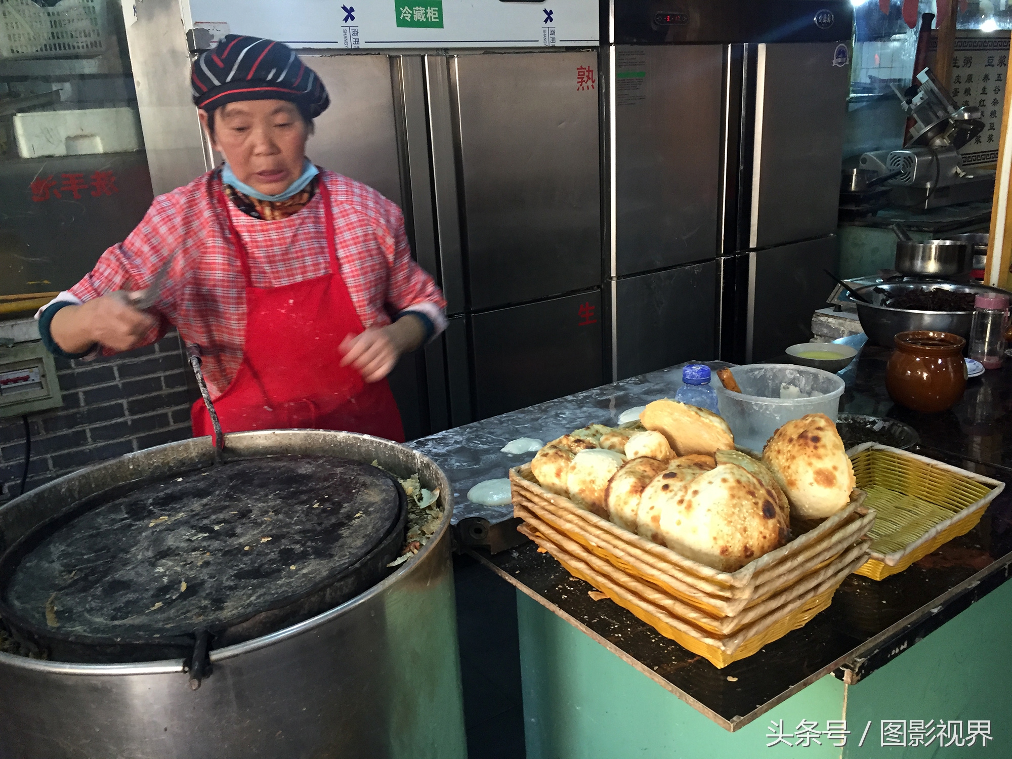 六旬夫妇做武大郎烧饼30年 手艺精湛被大饭店聘请成为招牌美食