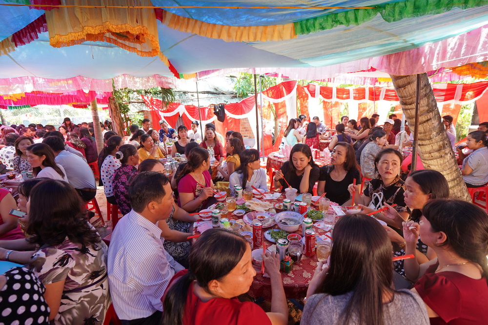 越南乡村结婚很热闹，就在自家院子里摆喜酒，婚宴为什么要七个菜