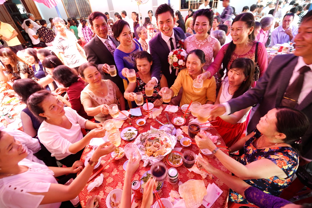越南乡村结婚很热闹，就在自家院子里摆喜酒，婚宴为什么要七个菜