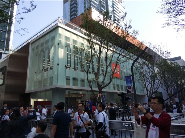 小米雷军亲出战庆第一家小米旗舰店官方旗舰店宣布开张，店外像苹果店内大不一样