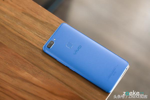 看厌了全面屏手机后，vivo X20以“vivo蓝”颜色再出场