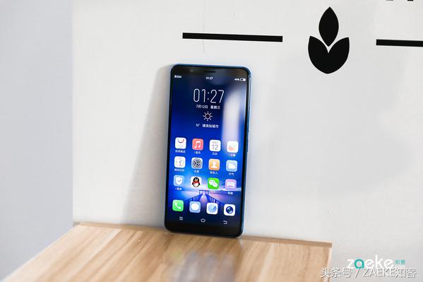 看厌了全面屏手机后，vivo X20以“vivo蓝”颜色再出场