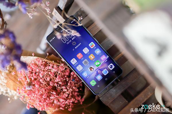 看厌了全面屏手机后，vivo X20以“vivo蓝”颜色再出场