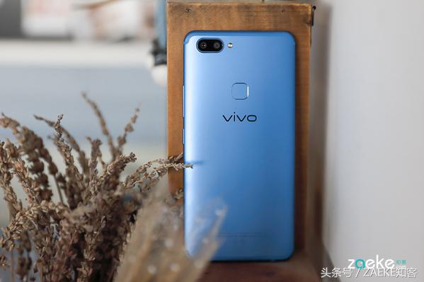 看厌了全面屏手机后，vivo X20以“vivo蓝”颜色再出场