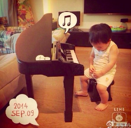 Jasper婴儿时期旧照曝光，幼时几乎和陈小春长得一模一样