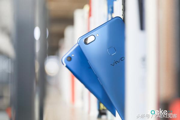 看厌了全面屏手机后，vivo X20以“vivo蓝”颜色再出场