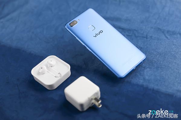 看厌了全面屏手机后，vivo X20以“vivo蓝”颜色再出场