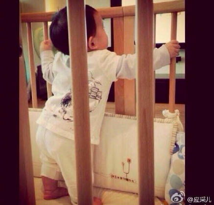 Jasper婴儿时期旧照曝光，幼时几乎和陈小春长得一模一样