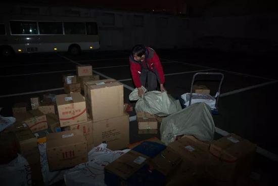 2017双11快递爆仓,快递员累惨,你的包裹到