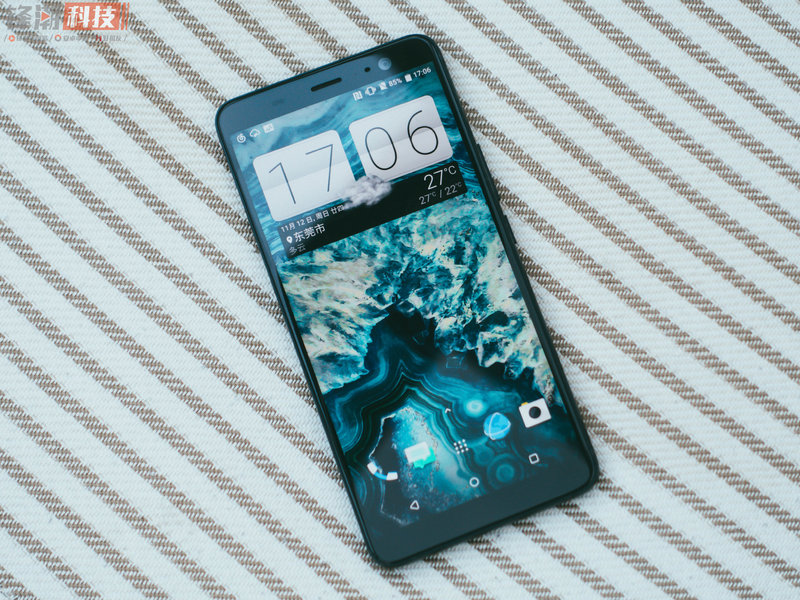 长相最大的HTC手机上！HTC U11  真机图赏：三d水漾夹层玻璃美到不好