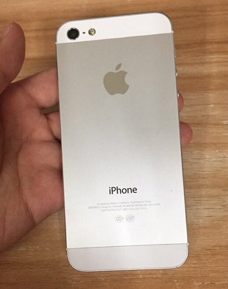 200元买的iPhone5，品相很好，你可以看得出它服现役两年了没有？