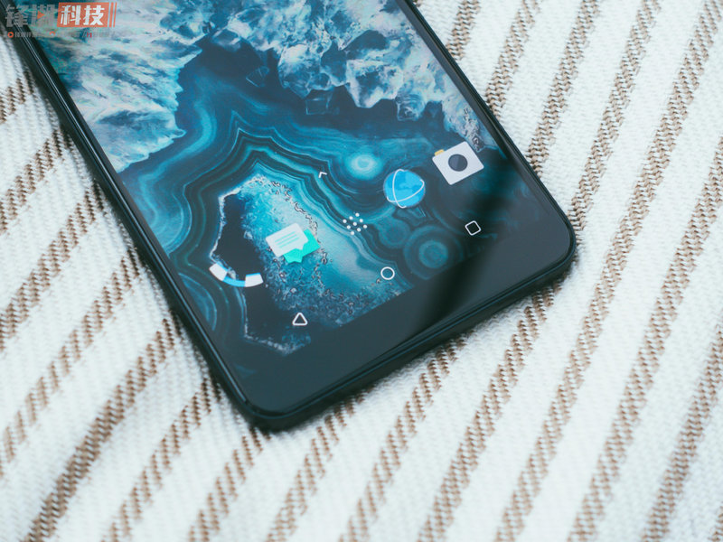 三d水漾夾層玻璃外殼再一次襲來：HTC U11  真機圖賞